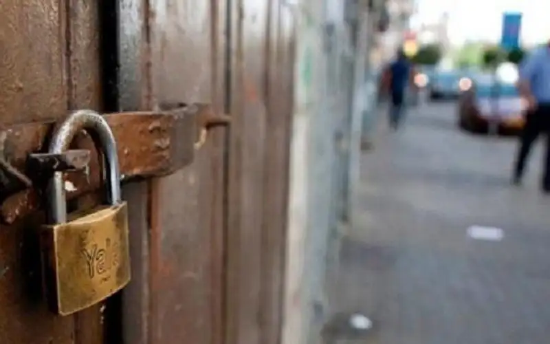 إيقاف منشآت وإتلاف مواد غذائية بالزرقاء