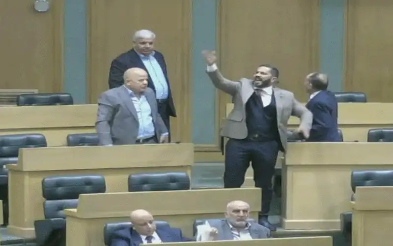 جلبة وصراخ تحت القبة .. وابو