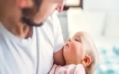 للآباء الجدد .. إجازة أبوة مدفوعة