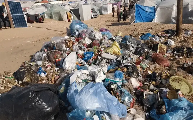 شاهد.. أكوام القمامة تهدد نازحي الخيام