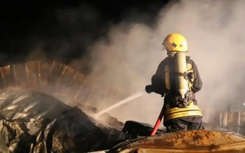 الدفاع المدني يخمد حريق داخل مشغل