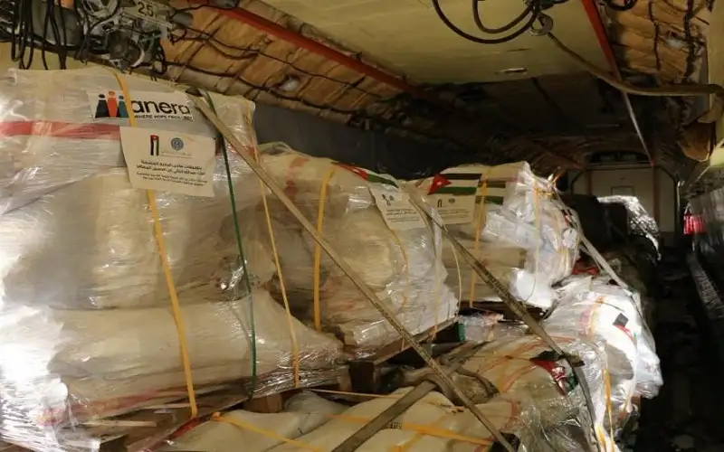 الأردن يسير طائرة تحمل خيما إلى