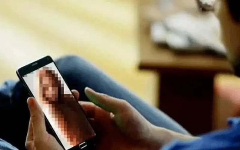 عشريني التقط صورا لقاصر عارية بمكالمة