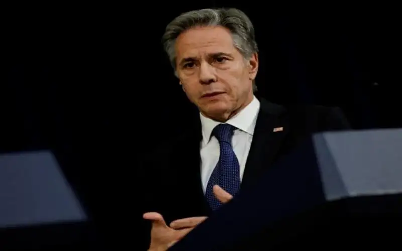 بلينكن يصل إلى السعودية لإجراء مباحثات