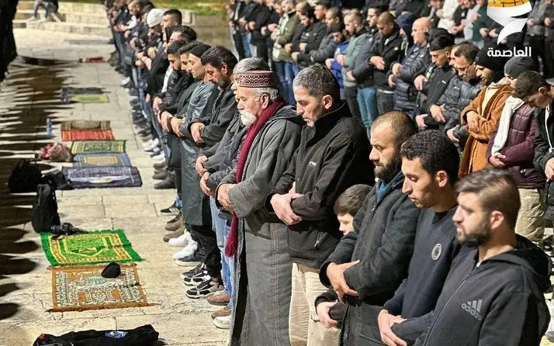 30 ألف مصل يؤدون صلاتي العشاء