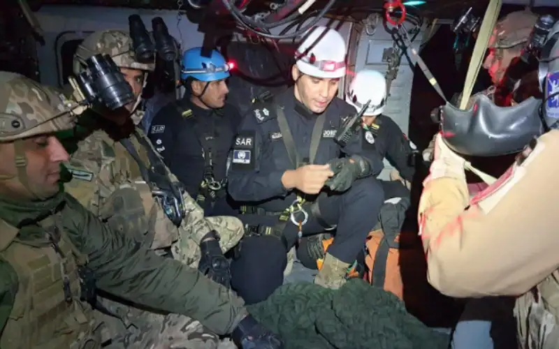 الدفاع المدني ينقذ شخصين علقا على