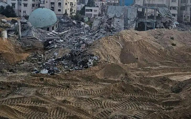 الاحتلال يفجر المبنى التخصصي بمستشفى الشفاء