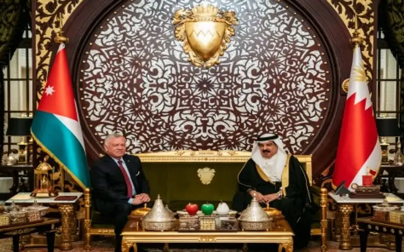 الملك والعاهل البحريني يؤكدان على ضرورة