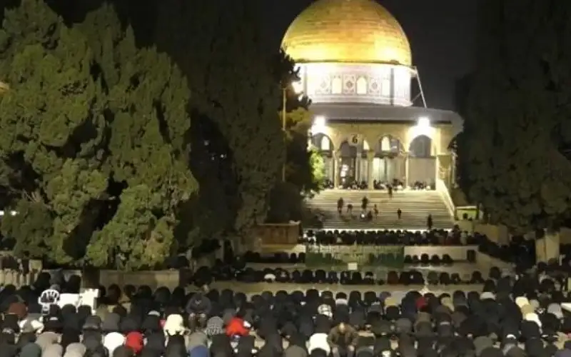 50 ألفا يؤدون صلاتي العشاء والتراويح