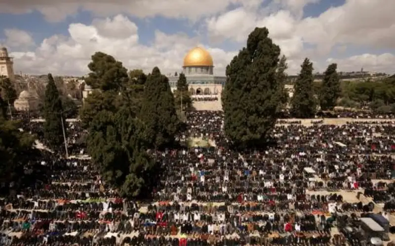 120 ألفا يؤدون صلاة الجمعة الثانية