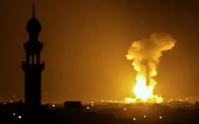 الاحتلال يقصف الأحياء الغربية لغزة بالطائرات