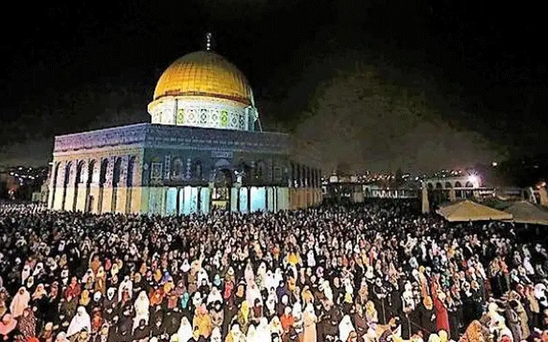 45 ألفا يؤدون صلاتي العشاء والتراويح