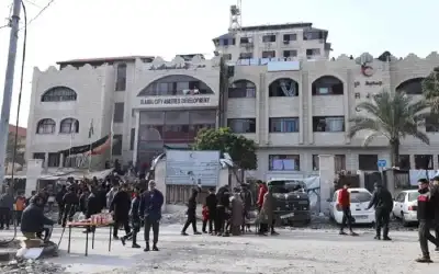 الاحتلال يطالب المحاصرين بمستشفى الامل بالخروج