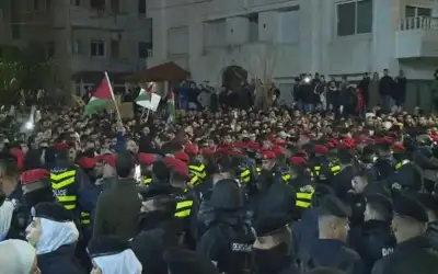 الآلاف يحتشدون قرب السفارة الإسرائيلية بالرابية