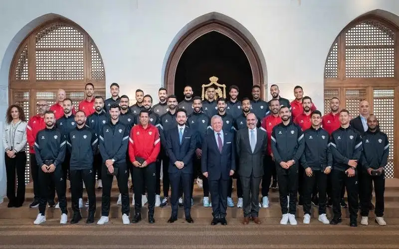 الملك ينعم بميدالية اليوبيل الفضي على