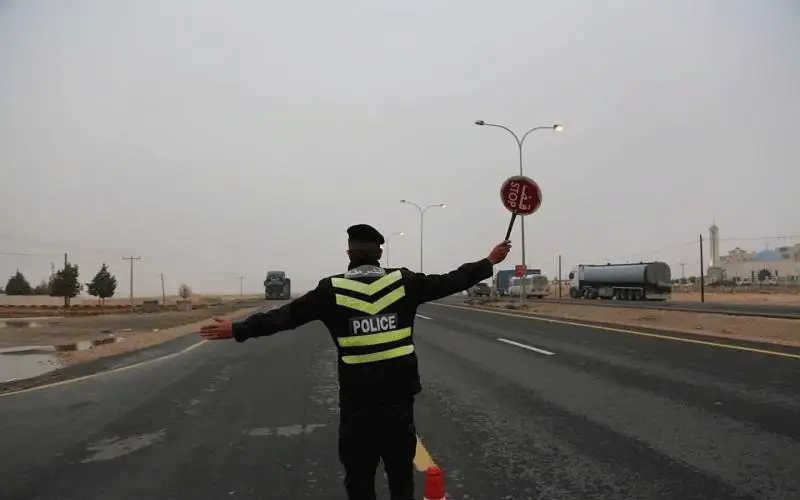 12 إصابة بحوادث مختلفة وانقلاب تريلا