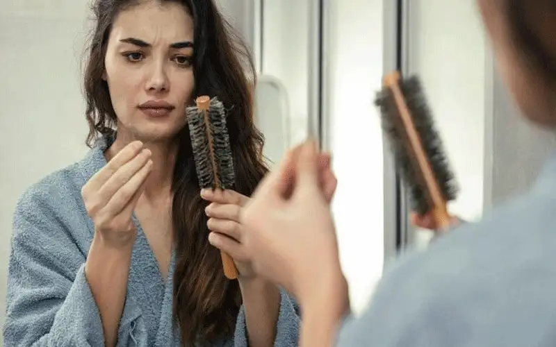 10 عادات تؤذي الشعر الجاف وتزيد