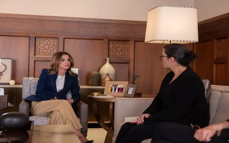 الملكة تستمع لشرح حول أوضاع أطفال