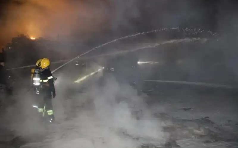 إصابتان بحريق مستودع ومشغل خضار في