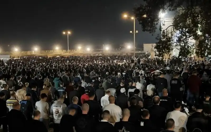 120 ألفا أدوا صلاتي العشاء والتراويح