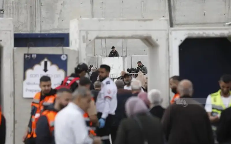 الاحتلال يمنع مئات المسنين من الدخول