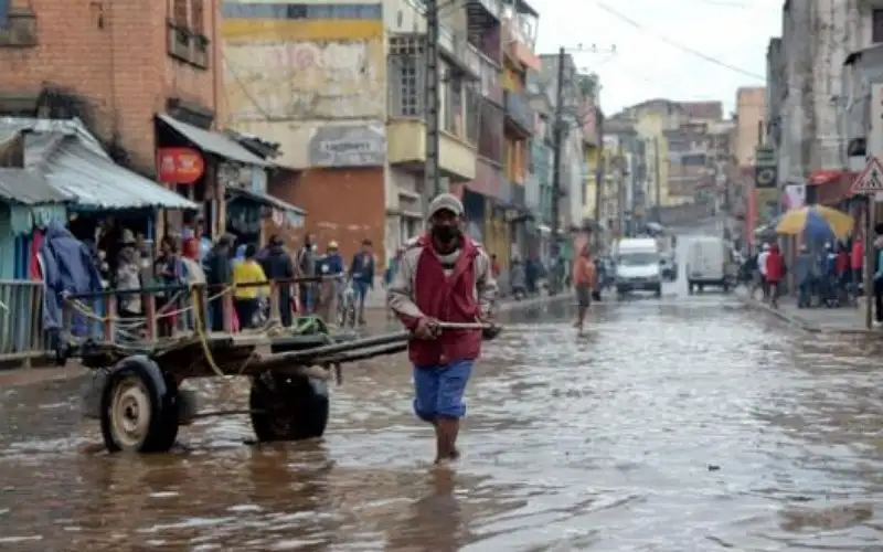 11 وفاة ونزوح الآلاف بسبب إعصار