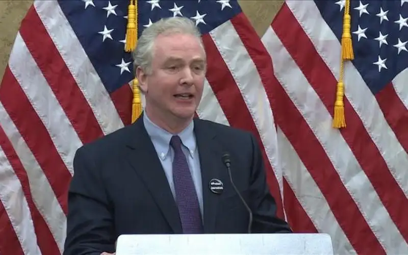 سيناتور أمريكي يحث بايدن على حجب