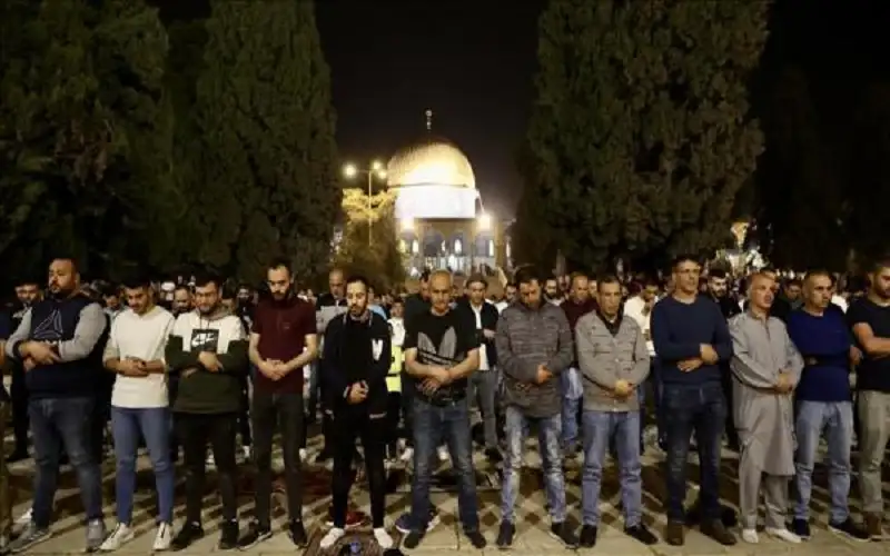 الآلاف يؤدون صلاتي العشاء والتراويح في