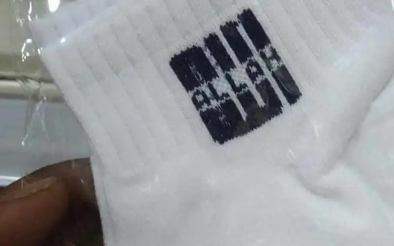 جوارب عليها كلمة ( الله )