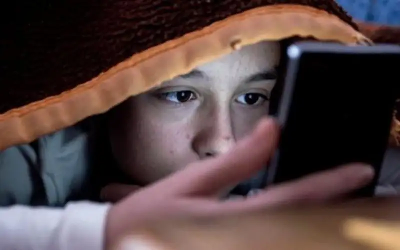 آباء يخوضون معركة من أجل طفولة