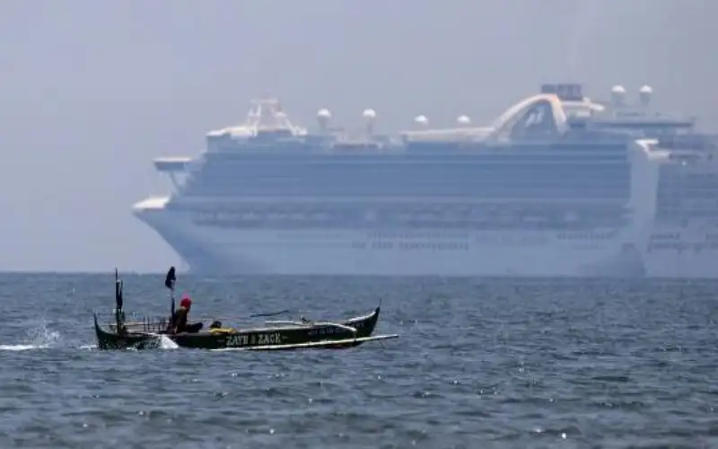 إصابة 11 شخصا بعد اصطدام سفينة