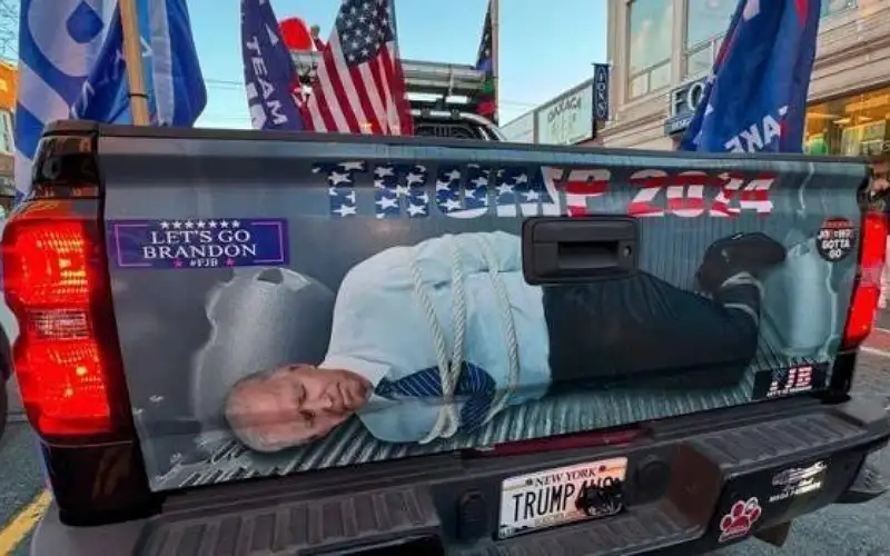 ترامب ينشر صورة لبايدن مقيدا على