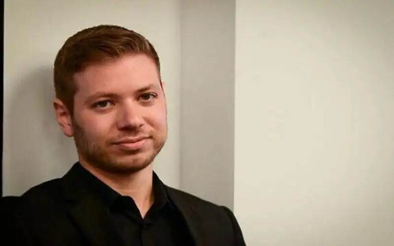 حراسة نجل نتنياهو تجلب له انتقادات