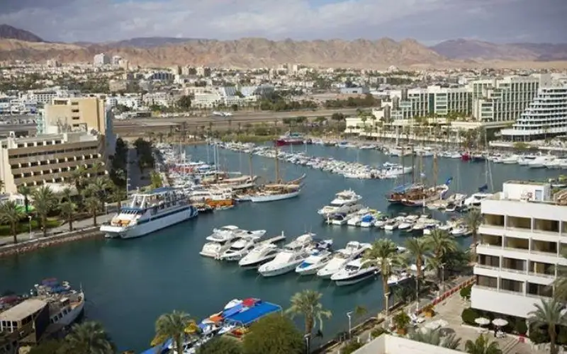 دوي انفجارات وصفارات الإنذار تدوي في