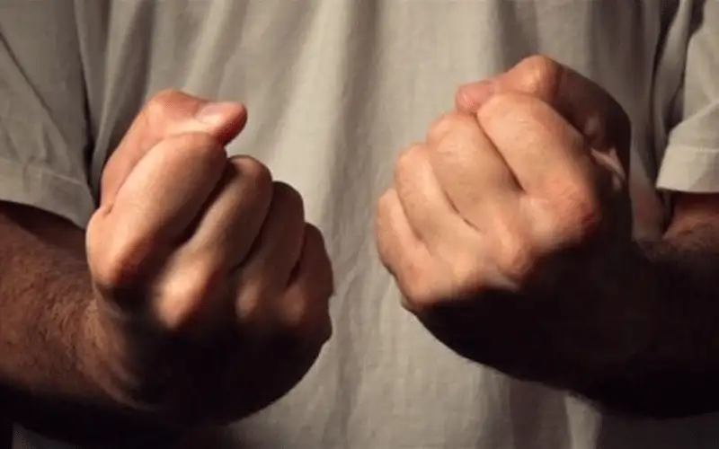 أب وأبناؤه يهاجمون منزلا بإربد للانتقام