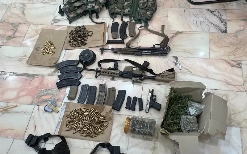 قوة أمنية تلقي القبض على مطلوب