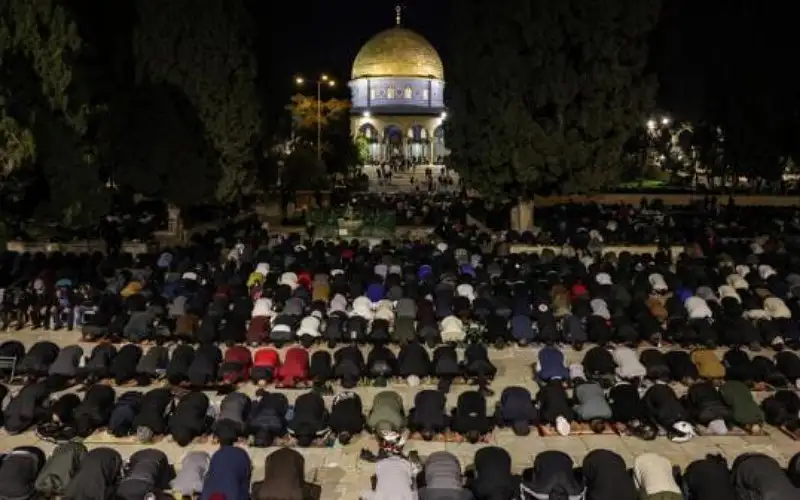 40 ألفا يـؤدون صلاتي العشاء والتراويح