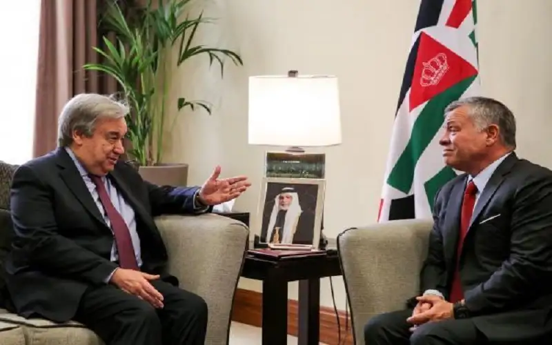 الملك وغوتيريس يؤكدان ضرورة حماية عمال