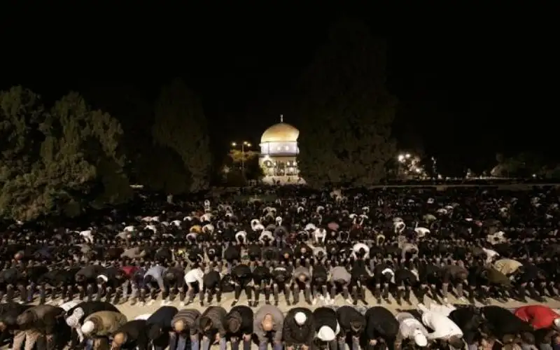 50 ألفا يؤدون صلاتي العشاء والتراويح