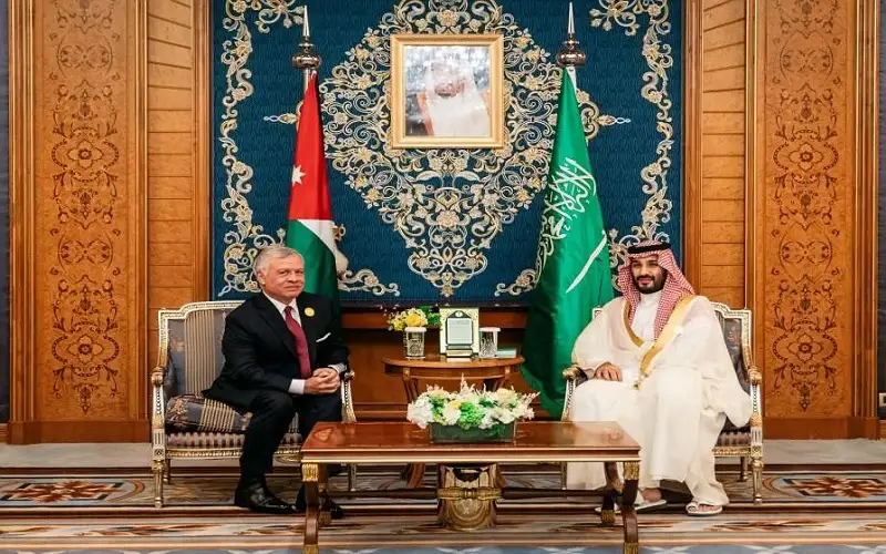 الملك يبحث مع ولي العهد السعودي