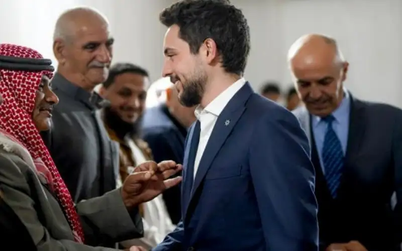 نائب الملك يشارك مصابين عسكريين مأدبة