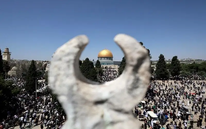 120 ألفا أدوا صلاة الجمعة الأخيرة