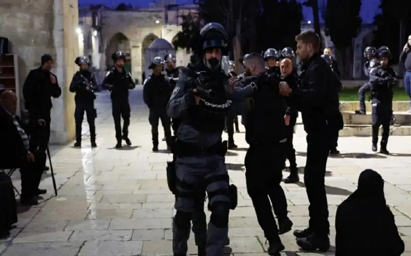 قوات الاحتلال تعتدي بالضرب على المصلين