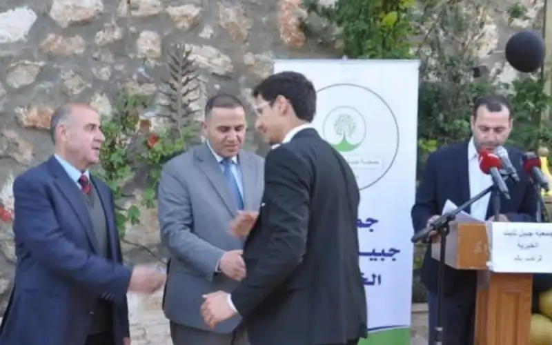 محافظ البلقاء يكرم القارئ مازن الحديدي