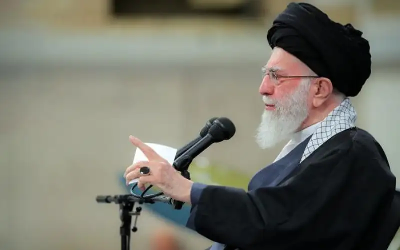 خامنئي يصدر قرارات بالعفو وتخفيف الأحكام