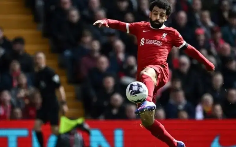 صلاح: جلست على حافة السرير ..