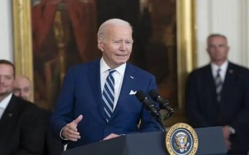 بالأرقام .. تراجع شعبية بايدن بين