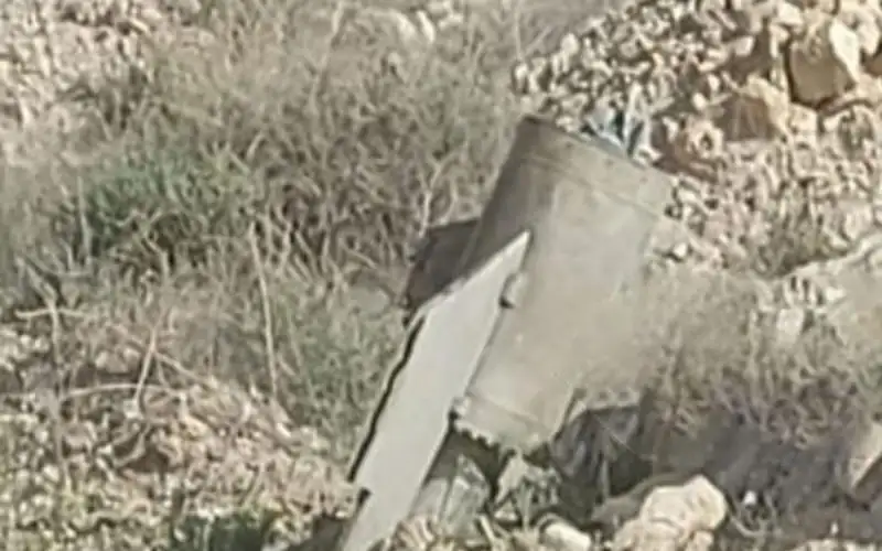 سقوط مقذوف صاروخي مجهول المصدر قرب