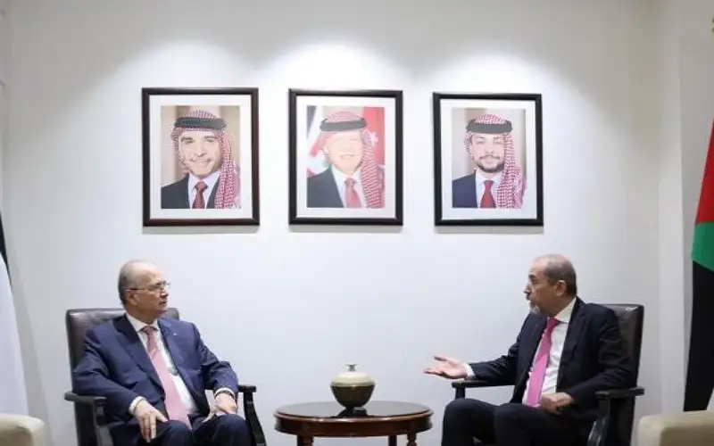 الصفدي لرئيس الوزراء الفلسطيني: مستمرون إلى