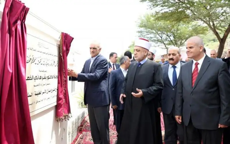 الخصاونة يفتتح مشروع مساكن الأسر العفيفة